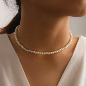สร้อยคอหินเม็ดเล็กสีขาวนวล