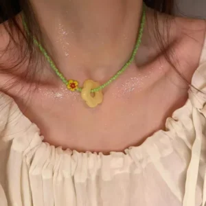 สร้อยคอลูกปัดสีเขียว ประดับจี้ดอกไม้ สุดคิวท์