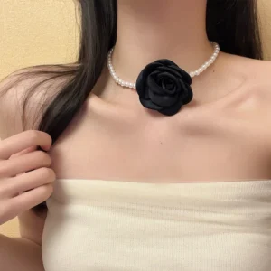 โชคเกอร์มุกประดับดอกไม้ดำ